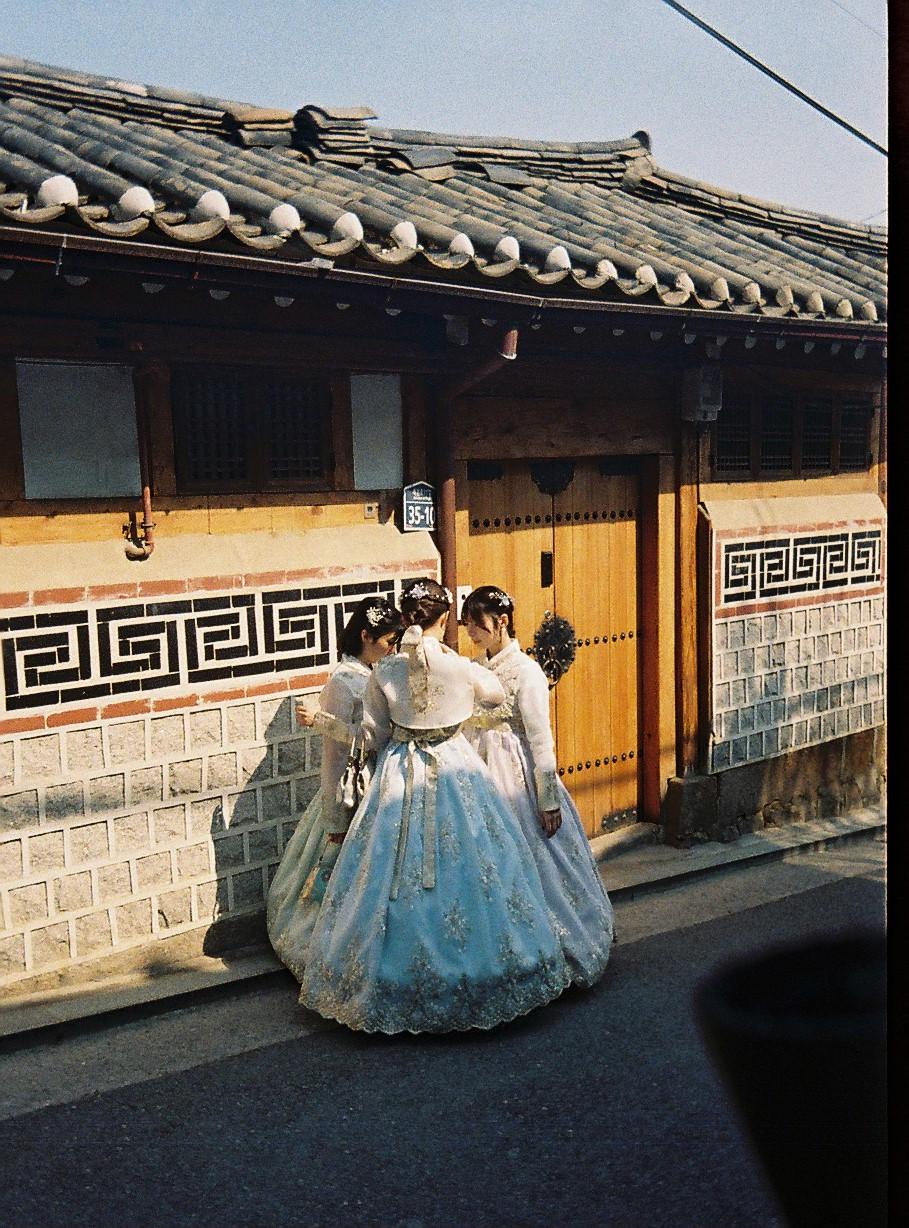 Hanbok in Hanok